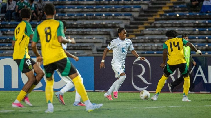 Honduras cae en su debut ante Jamaica con gol al último minuto