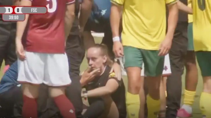 Árbitra sufre golpe en su cabeza tras pelea en juego amistoso en Europa