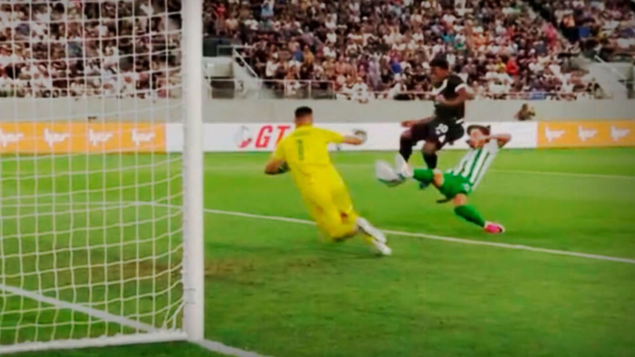 Dereck Moncada rozó el gol y provocó una expulsión en su debut en la UEFA Conference League