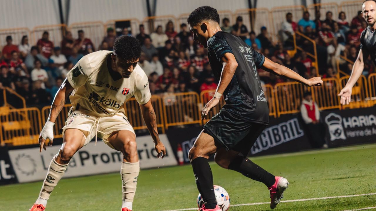 José Mario Pinto debuta con Sporting FC en empate contra Alajuelense
